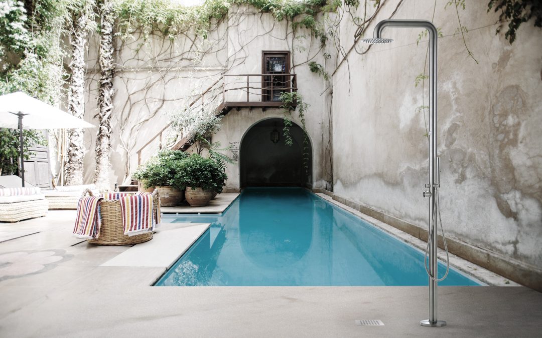 Crea un giardino confortevole con vasche e docce da esterno eleganti