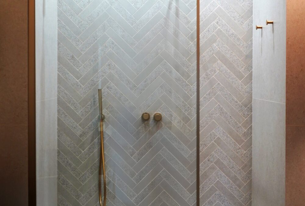 Piatti e box doccia: come scegliere il più adatto al tuo bagno